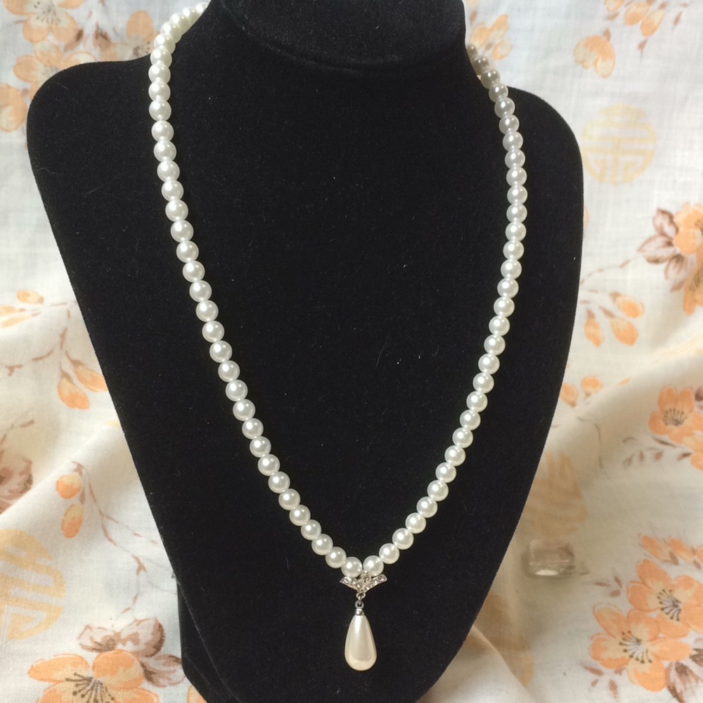 Pearl necklace with charm